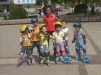 在广场上练习的孩子们